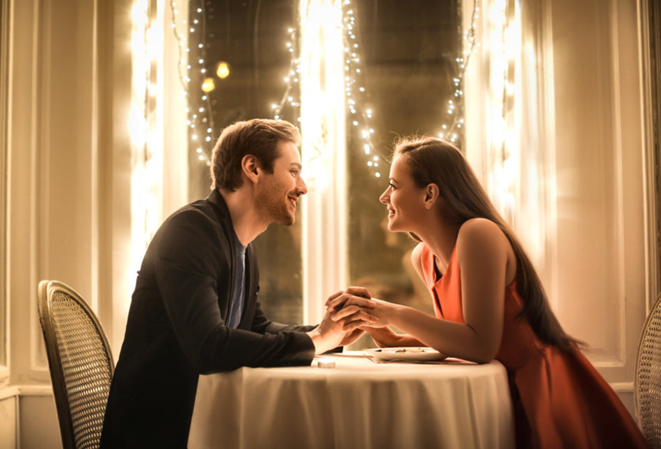 Comment préparer une soirée romantique à la maison, entre ambiance, look et coiffure ?